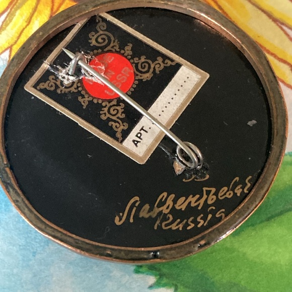 Vintage Russian hand painted floral brooch. - Picture 3 of 5